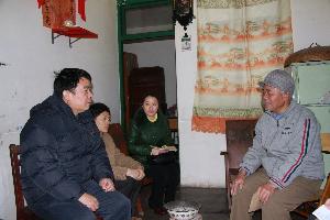 总公司慰问组登门慰问特困员工 - 企业要闻 - J9集团