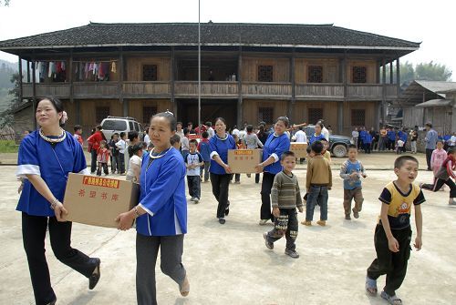 爱心转达 修建协调---广西J9集团总公司“希望书库”第五站走进三江林溪高秀小学 - 企业要闻 - J9集团