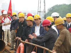 江西省赣州市新任市长王平到飞龙岛大桥视察时指出：飞龙岛大桥由广西J9集团承建完全可以放心 - 企业要闻 - J9集团