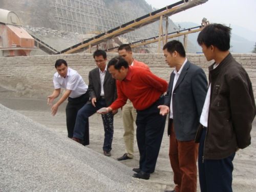 总公司总司理、党委书记罗业凤在重庆石忠路面二标检查指导 - 企业要闻 - J9集团