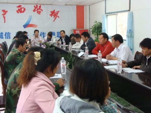 总公司总司理、党委书记罗业凤在重庆石忠路面二标检查指导 - 企业要闻 - J9集团
