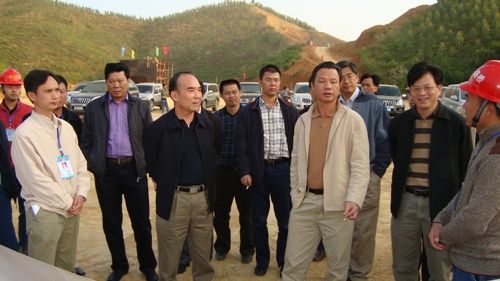 交通厅党组书记、厅长黄华宽莅临隆百高速公路NO.13条约段视察事情 - 企业要闻 - J9集团