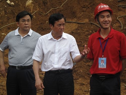 河池市市长谢志刚深入宜河6标施工现场视察事情 - 企业要闻 - J9集团