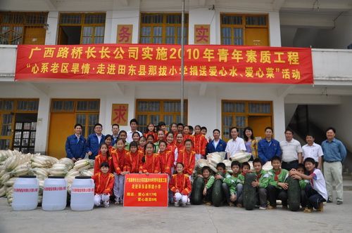 心系老区  爱心相送——广西J9集团长长公司走进那拔小学捐送爱心水、爱心菜 - 企业要闻 - J9集团