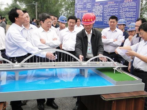 百色市委书记刘正东一行莅临百色市竹洲大桥、东合大桥检查指导事情 - 企业要闻 - J9集团