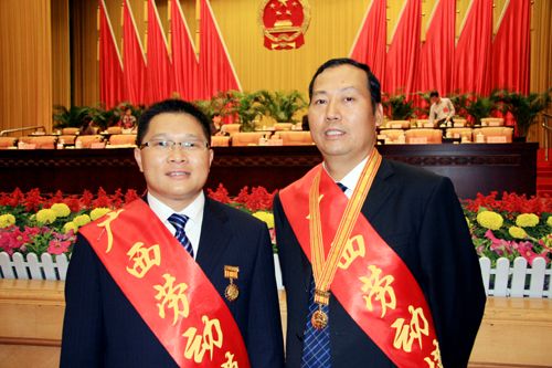 我公司罗业凤总司理、一分公司龙永强总司理荣膺“广西劳动模范”殊荣 - 企业要闻 - J9集团