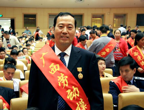 我公司罗业凤总司理、一分公司龙永强总司理荣膺“广西劳动模范”殊荣 - 企业要闻 - J9集团