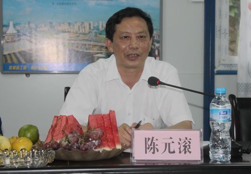 广西壮族自治区直属企事业工会常务副主任陈元滚等向导探望慰问贵州思剑17标项目员工 - 企业要闻 - J9集团