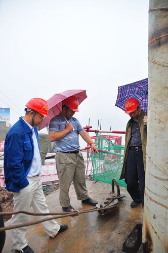 泸州东南高速公路生长公司检查波司登大桥（合江长江一桥）扣塔装置情形 - 企业要闻 - J9集团