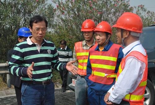 广西交通运输厅副厅长梁毅莅临柳南高速公路改扩建3标视察事情 - 企业要闻 - J9集团