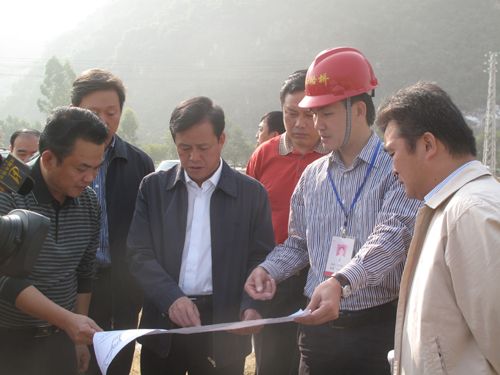 河池市市长谢志刚到宜河6标指导征地拆迁事情 - 企业要闻 - J9集团
