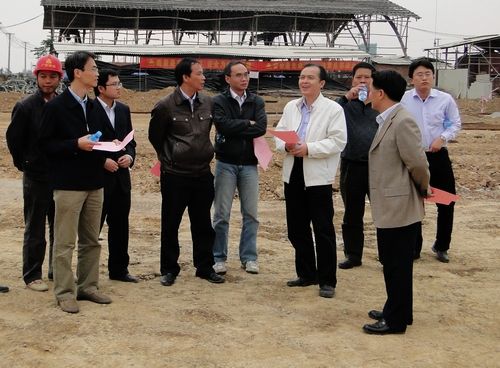 自治区重大办副主任龙恩锐等向导莅临竹洲大桥视察工程希望情形 - 企业要闻 - J9集团