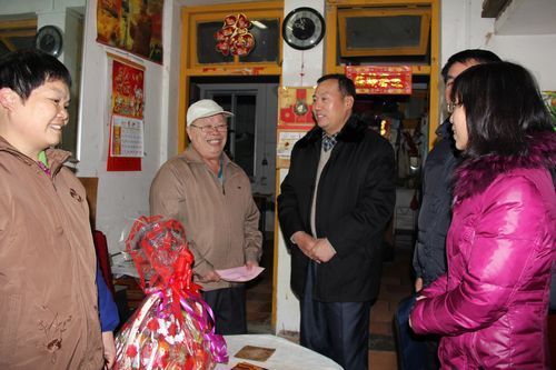 公司向导亲热探望慰问退休员工和厄国项目员工眷属 - 企业要闻 - J9集团
