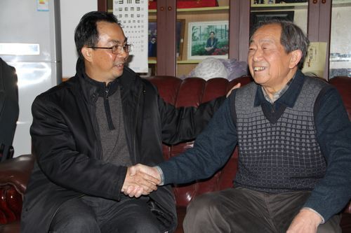 公司向导亲热探望慰问退休员工和厄国项目员工眷属 - 企业要闻 - J9集团