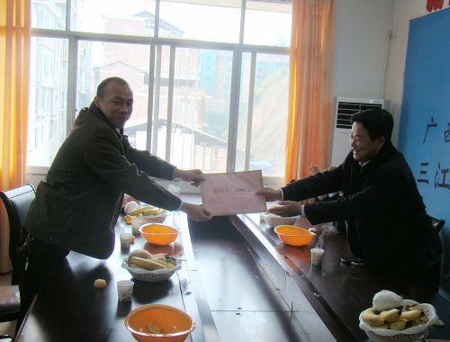 三江县县长杨恩维等一行慰问三江龙吉大道项目员工 - 企业要闻 - J9集团
