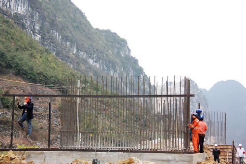 贵州省高速公路开发总公司党委书记、总司理耿黔生亲临惠镇2标并慰问春节时代留守工地员工 - 企业要闻 - J9集团
