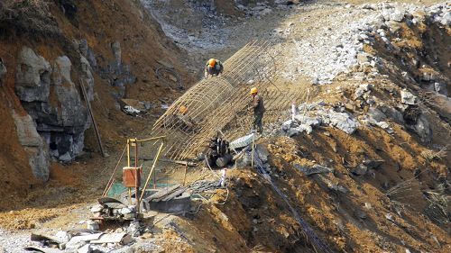 贵州遵毕15标起劲做好雨季施工安排 - 企业要闻 - J9集团