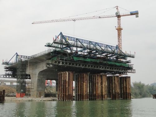 百色市竹洲大桥顺遂完成5#、6#主墩8#块浇筑施工 - 企业要闻 - J9集团