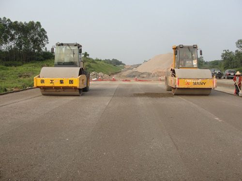 玉铁路面№A标级配碎石垫层试验路顺遂铺筑 - 企业要闻 - J9集团