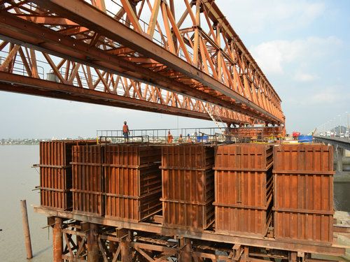 巴巴奥约河大桥首个铰接段砼浇筑施工顺遂完成 - 企业要闻 - J9集团