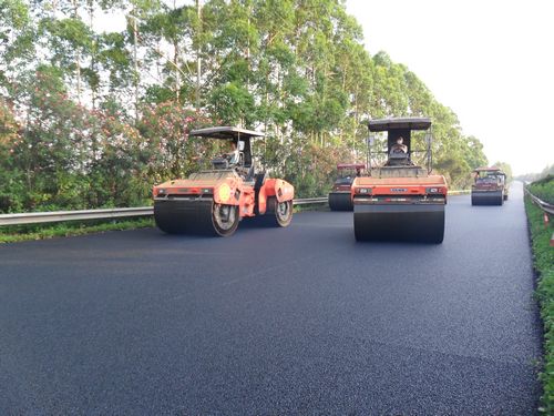 柳南2标顺遂完成沥青路面加铺使命 - 企业要闻 - J9集团