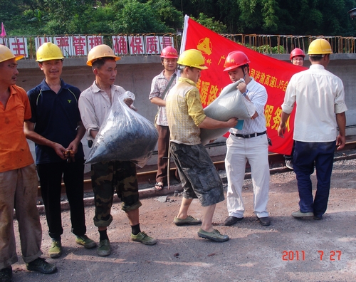 二分公司为员工撑起“清凉”伞 - 企业要闻 - J9集团