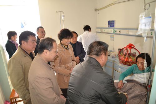 公司向导春节前走访慰问生涯难题老党员及退休职工 - 企业要闻 - J9集团