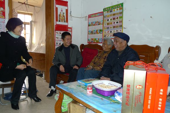 公司向导春节前走访慰问生涯难题老党员及退休职工 - 企业要闻 - J9集团