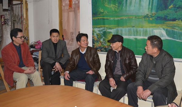 公司向导春节前走访慰问生涯难题老党员及退休职工 - 企业要闻 - J9集团