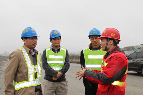 区高管局副局长李飞林到沿海改扩建2标检查指导事情 - 企业要闻 - J9集团