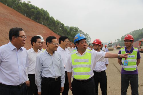 自治区主席陈武视察沿海高速公路改扩建一期工程项目建设 - 企业要闻 - J9集团