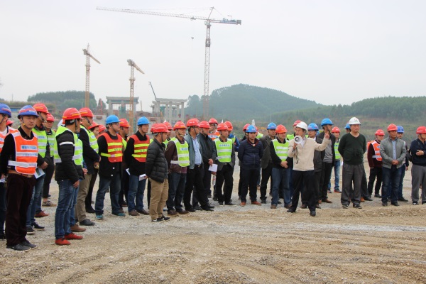 柳南改扩建全线清静治理职员旅行特大桥施工现。。。ㄐ薷某叽纾.jpg