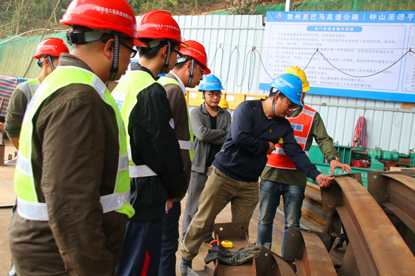 图一：召开进洞前现场聚会，，检查钢拱架.jpg