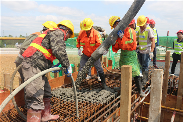 柳南改扩建11标古辣互通M匝道桥最先浇筑  - 工程动态 - J9集团