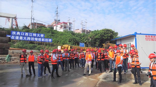 图一：旅行特大桥施工现场.jpg