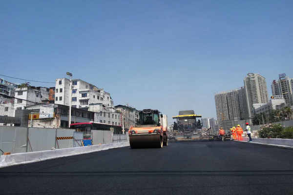 大学路3标率先开展路面沥青铺摊事情.jpg